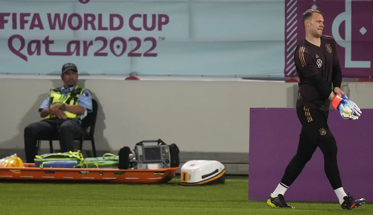 <p>Kiper Jerman Manuel Neuer tiba untuk sesi latihan di stadion Al-Shamal di Al-Ruwais, Qatar, Selasa, 29 November 2022. Jerman akan memainkan pertandingan ketiga melawan Kosta Rika pada grup E Piala Dunia 2022, Kamis, 1 Desember. (AP Photo/Matthias Schrader)</p>