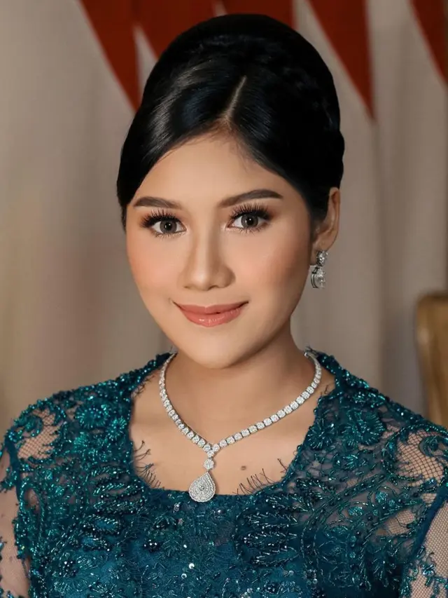 Gaya Erina Gudono mengenakan kebaya saat hamil. [@erinagudono]