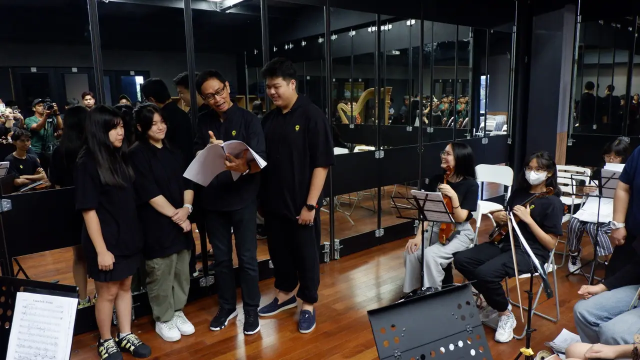 Addie MS bersama grup musik LMO