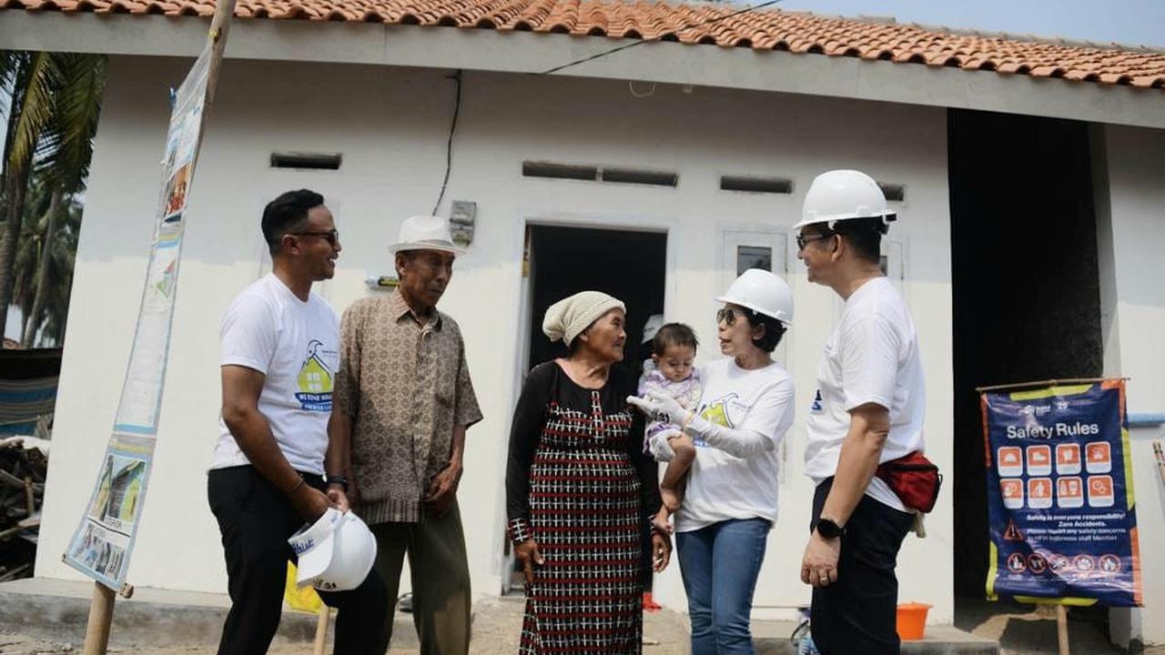 Komisaris Utama MedcoEnergi Yani Panigoro, Komisaris Raimi Panigoro, dan Direktur & Chief Administrative Officer Amri Siahaan, berdialog dengan penerima bantuan bedah rumah di Kampung Bubulak, Mauk, Tangerang, Sabtu (12/8/2023). (Dok Medco)