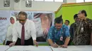 Kepala Dinas Pendidikan, Arie Budhiman (kedua kanan) dan Dirut Bank DKI,  Eko Budiwiyono  menandatangani kerjasama untuk pencairan dana Kartu Jakarta Pintar (KJP) di SMK 56 Pluit, Jakarta, Kamis (21/5/2015). (Liputan6.com/Herman Zakharia)