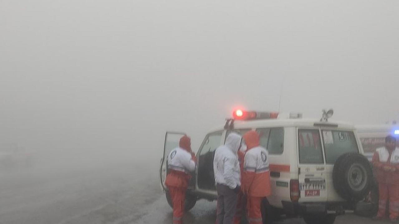 Seperti pada foto yang dirilis oleh MojNews pada 19 Mei 2024 ini, kabut sempat menutupi jarak pandang. saat tim SAR sudah berkumpul melakukan persiapan sebelum menuju lokasi kecelakaan di provinsi barat Azerbaijan Timur. Foto: AZIN HAGHIGHI / MojNews / AF
