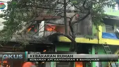 Api dengan cepat membesar dan menghanguskan sejumlah bangunan rumah, toko material dan kios tempat cukur rambut.