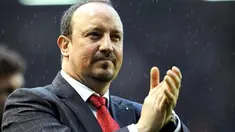 Liverpool manager Rafael Ben&iacute;tez applauds fans after the Premier league football match against Manchester City at Anfield, Liverpool, north-west England, on May 4, 2008. AFP PHOTO/ANDREW YATES