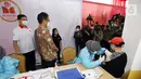Menteri Kesehatan Budi Gunadi Sadikin (baju batik) meninjau vaksinasi di Kantor Mayora Head Office di Jalan Daan Mogot, Jakarta, Rabu (23/6/2021). Mayora Group mendukung program vaksinasi massal yang dicanangkan pemerintah untuk mencegah penyebaran Covid-19. (Liputan6.com/HO/Mayora)