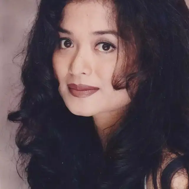 Akrtris lawas rambut keriting