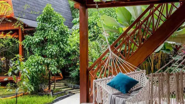 Desain Rumah Panggung Berunsur Modern nan Memukau, Leyeh-Leyeh Makin Nyaman di Luar dan Dalam