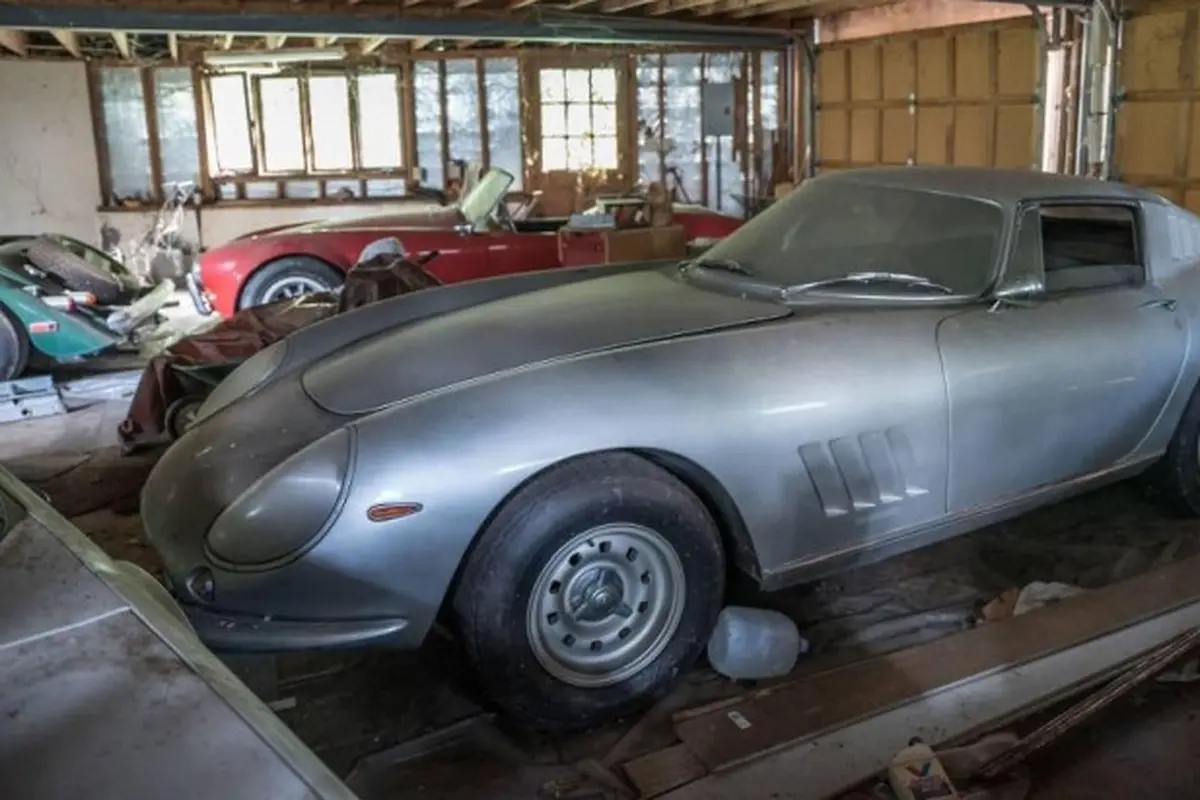 Ferrari 275 GTB/2 lansiran 1966 dan Shelby Cobra 427 buatan 1967.