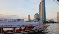 Kapal wisata sedang melintasi Chao Phraya di Bangkok, Thailand, Kamis (30/11/2023) petang. Bola.com berkesempatan mengunjungi Bangkok sebelum meliput seri terakhir Asia Road Racing Championship 2023 akhir pekan ini di Buriram. (Bola.com/Hery Kurniawan)