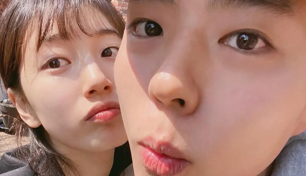 <p>Selfie menggemaskan lainnya dari Suzy dan Park Bo Gum. Wajah keduanya disebut sangat mirip. Setuju?</p>