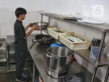 Pekerja membersihkan dapur mitra Satuan Pelayanan Pemenuhan Gizi (SPPG) di Kalibata, Jakarta, Rabu (16/4/2025). (Liputan6.com/Angga Yuniar)