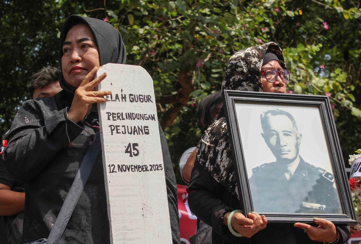 FOTO:  Aksi Putra-Putri Pejuang 45 di Monas Soroti Pengosongan Rumah di Kompleks Berlan