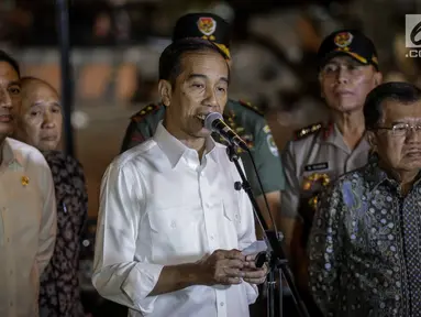 Presiden Joko Widodo (Jokowi)  memberikan keterangan pers Bom Kampung Melayu di Terminal Kampung Melayu Kamis (25/5) malam. Jokowi meminta kepada  masyarakat Indonesia  tetap tenang dan menjaga kesatuan. (Liputan6.com/Faizal Fanani)