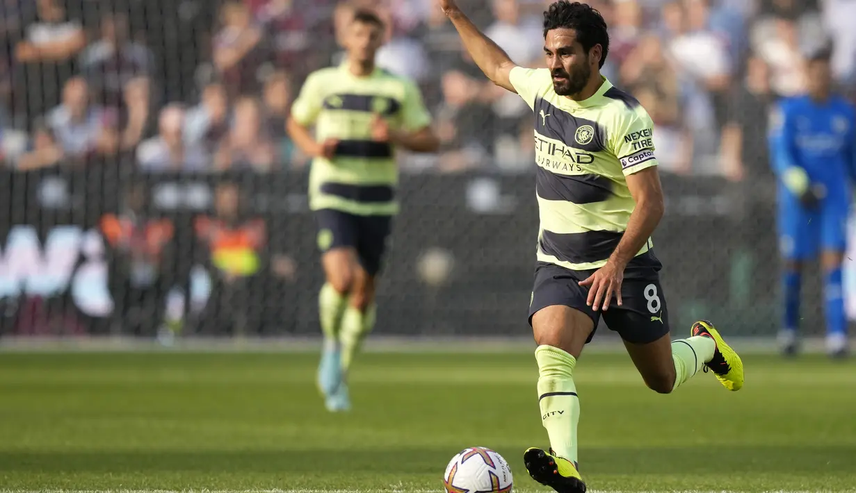 Gelandang Manchester City, Ilkay Gundogan mengontrol bola saat bertanding melawan West Ham pada pertandingan pembuka Liga Inggris 2022/2023 di Stadion London di London, Inggris, Senin (8/8/2022). City menang atas West Ham 2-0.  (AP Photo/Frank Augstein)