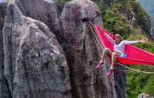 Uji Adrenalin di Tebing Masigit Bandung Barat, Sensasi Bersantai di Antara 2 Tebing Pakai Hammock
