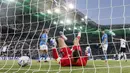 Penjaga gawang Italia Gianluigi Donnarumma menerima gol dari pemain Jerman Thomas Mueller pada pertandingan sepak bola UEFA Nations League di Moenchengladbach, Jerman, 14 Juni 2022. Jerman mengalahkan Italia 5-2. (AP Photo/Martin Meissner)