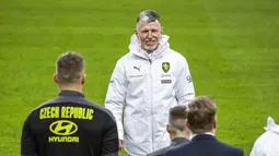 Pelatih Republik Ceko, Jaroslav Silhavy memimpin sesi latihan di Friends Arena di Stockholm, Swedia, Rabu (23/3/2022). Republik Ceko akan bertanding melawan tuan rumah Swedia pada play-off Piala Dunia 2022 di Friends Arena. (Claudio Bresciani/TT via AP)