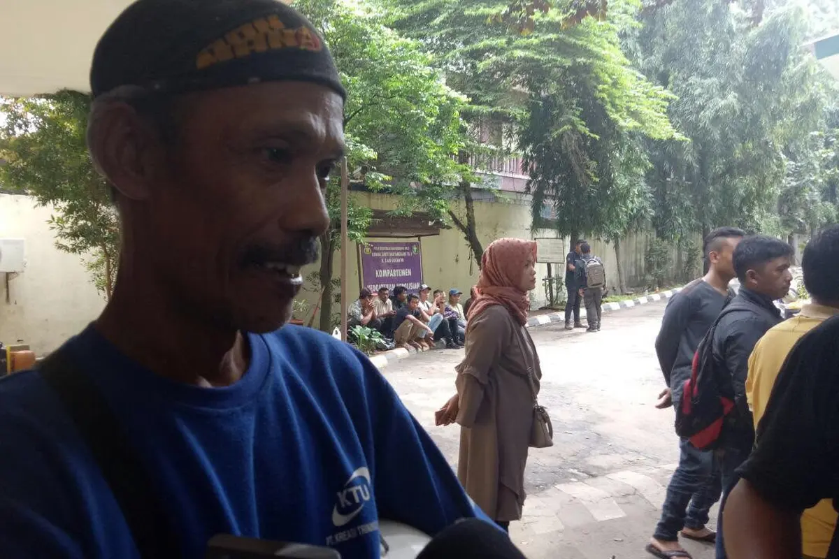 Keluarga korban crane jatuh di Jatinegara mendatangi RS Polri Kramatjati, Jakarta Timur.