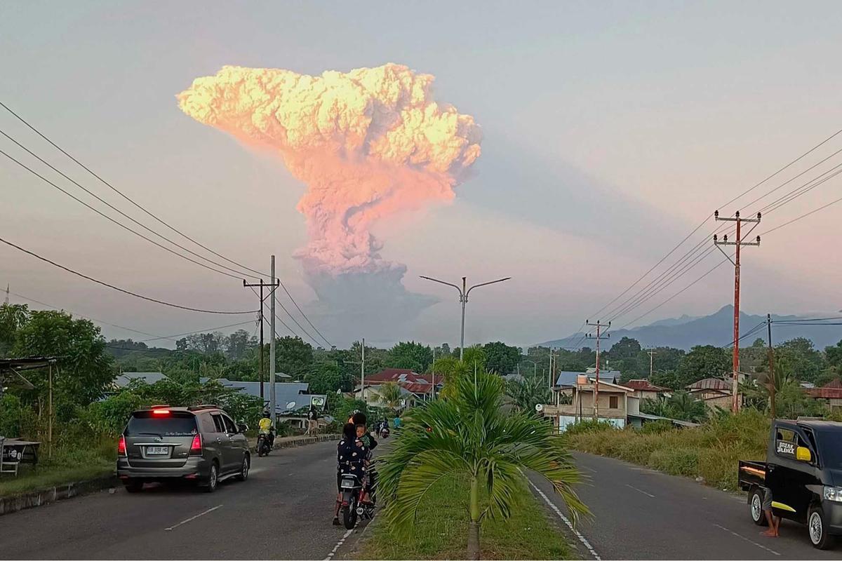 FOTO: Erupsi Dahsyat Gunung Gunung Lewotobi Laki-Laki, Status Menjadi Awas