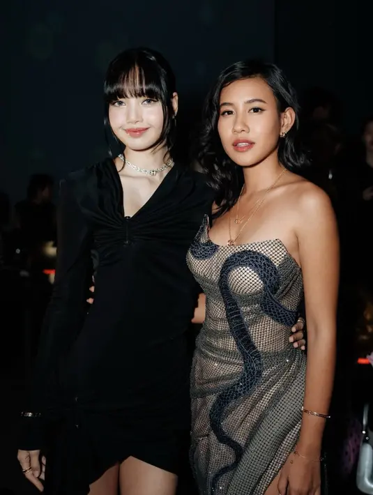 Ia kenakan dress Bvlgari saat berada di samping Lisa. [Foto: Instagram/ Shenina Cinnamon]