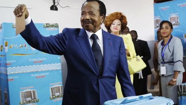 Presiden petahana Kamerun, Paul Biya, dari partai Gerakan Demokratik Rakyat Kamerun, memberikan suaranya dalam pemilihan presiden di Yaounde, Kamerun, Minggu, 7 Oktober 2018. (Dok. AP/Sunday Alamba).