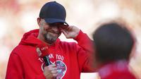 Ekspresi Jurgen Klopp setelah laga terakhirnya bersama Liverpool melawan Wolves di Stadion Anfield, Minggu (19/5/2024). (AP Photo/Jon Super)