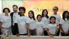 Para pemain Film "Untuk Angeline" menggelar konferensi pers di Pondok Indah Mall, Jakarta, Kamis (7/1/2016). Film 'Untuk Angeline' diharapkan bisa menjadi pelajaran berharga bagi masyarakat Indonesia tentang hak asuh anak. (Liputan6.com/Helmi Afandi)
