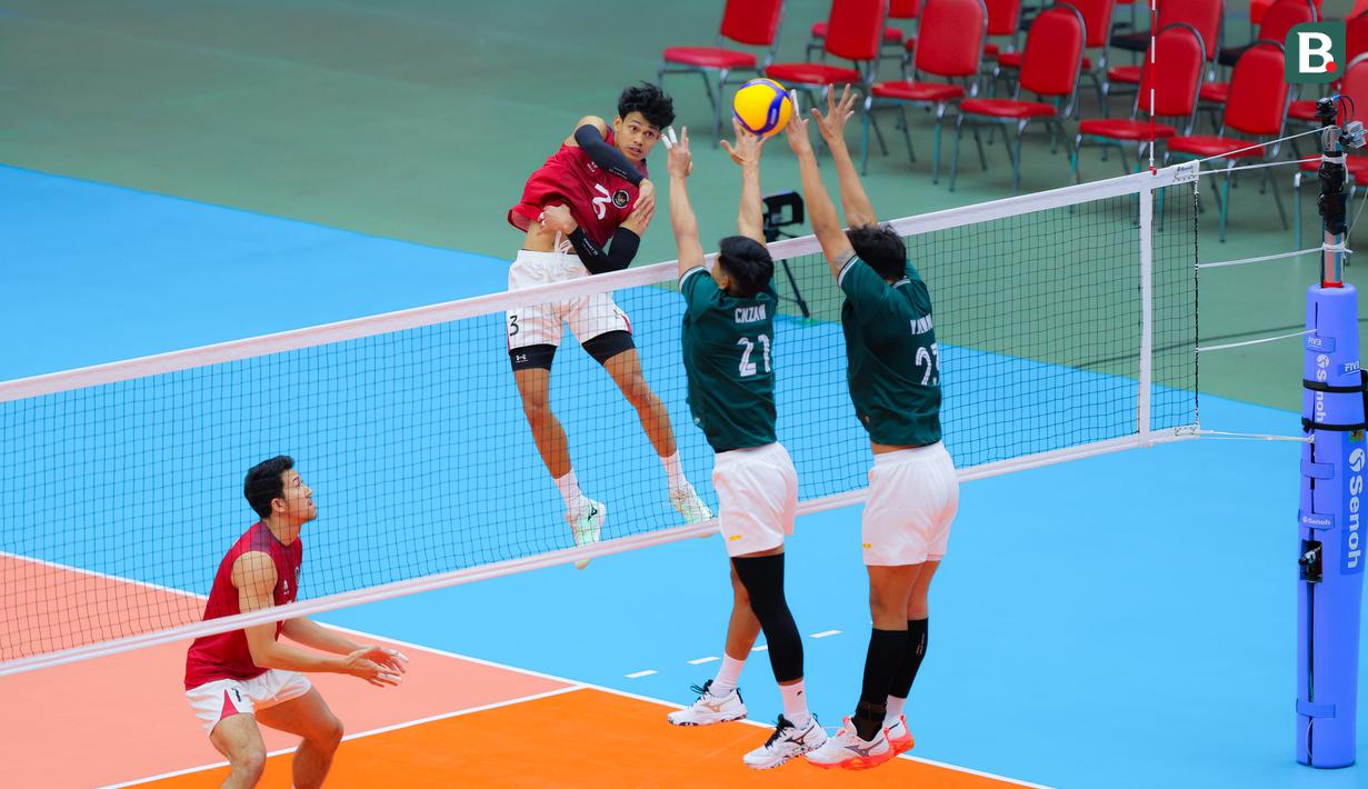 Bukan tanpa alasan, Timnas voli putra Indonesia adalah juara bertahan yang sebelumnya meraih medali emas SEA Games tiga edisi beruntun yakni 2019, 2021, dan 2023. (Bola.com/Bagaskara Lazuardi)