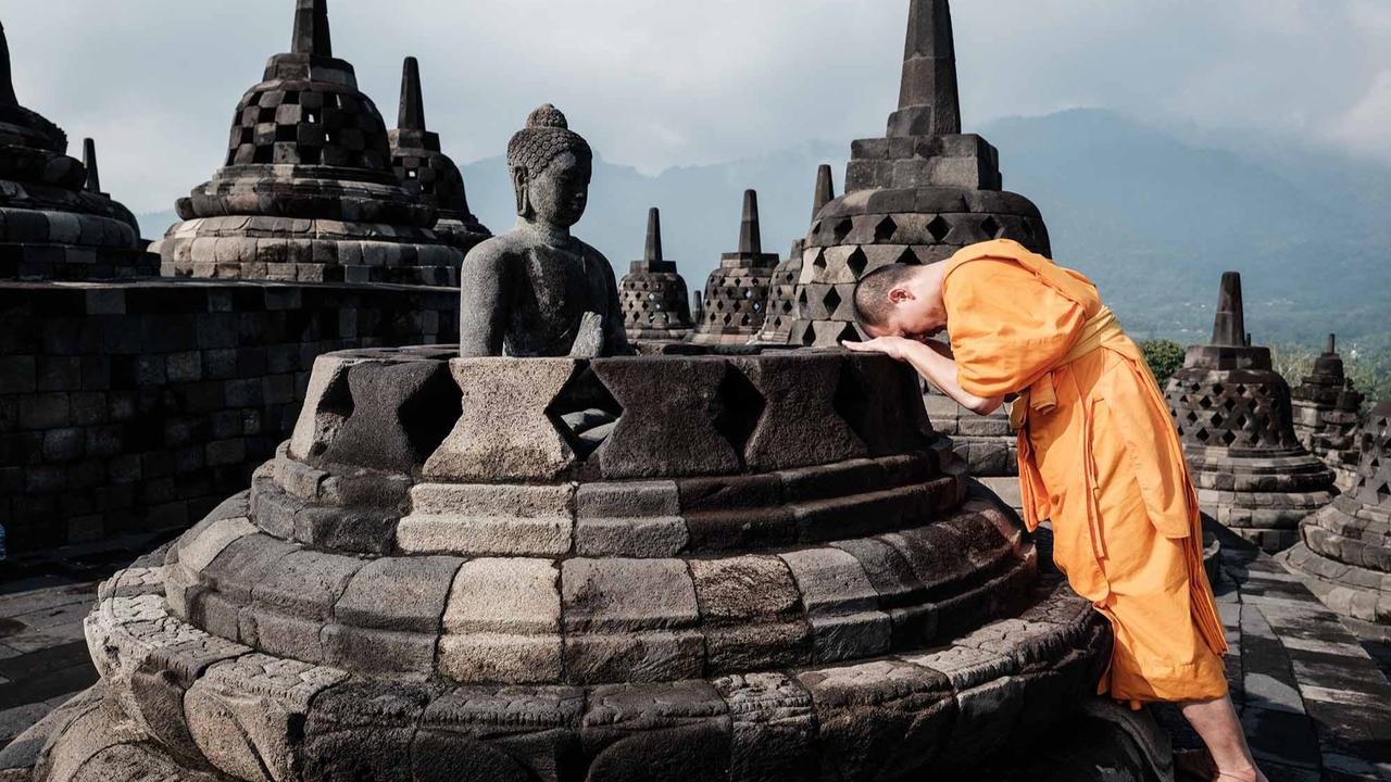 FOTO: Khidmat Puja Bakti Doa Biksu di Candi Borobudur