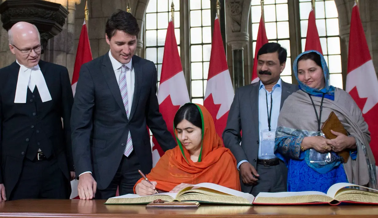 Pemenang hadiah Nobel Malala Yousafzai mengisi buku tamu saat mengunjungi Gedung Parlemen Kanada di Ottawa, Rabu (12/4). Malala Yousafzai dianugerahi status warga negara kehormatan oleh PM Kanada Justin Trudeau. (Justin Tang/The Canadian Press via AP)