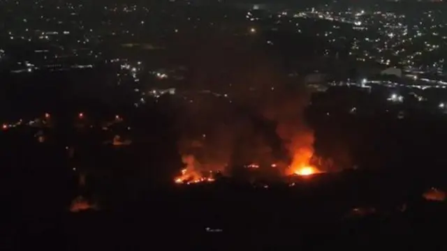 Kebakaran terjadi di Gudang Amunisi Artileri Medan (Armed) TNI di perbatasan antara Kota Bekasi, dan Kabupaten Bogor Jawa Barat, Sabtu malam (30/3/2024).