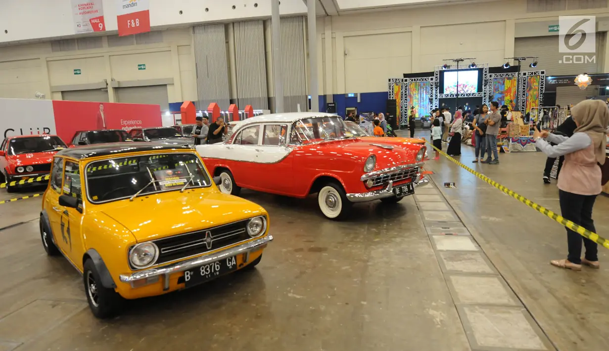 Pengunjung mengambil gambar mobil di booth industri otomotif saat Pekan Raya Indonesia 2018 di ICE BSD City, Tangerang, Kamis (4/10). Pekan Raya Indonesia (PRI) merupakan gelaran yang ketiga setelah hadir pada 2016 dan 2017 lalu. (Merdeka.com/Arie Basuki)