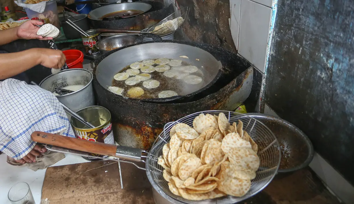 Ide pengembangan keripik tempe bermula dari pengalaman Tina saat berkunjung ke Magelang, Jawa Tengah. Tampak dalam foto, pekerja menyelesaikan pembuatan keripik tempe di rumah usaha Keripik Tempe Mama Tina, Kebayoran Baru, Jakarta Selatan, Kamis (7/5/2026). (merdeka.com/Arie Basuki)