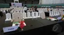 Panitia melakukan rapat kecil saat persiapan ruangan yang digunakan untuk pembukaan Asian-African Summit dalam rangka peringatan ke-60 Konferensi Asia Afrika di Jakarta Convention Centre, Jakarta, Selasa (21/4/2015). (Liputan6.com/Herman Zakharia)