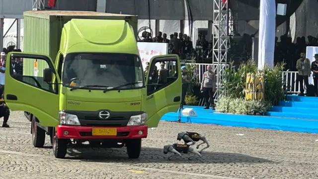 Atraksi teknologi robot anjing K9 dalam puncak acara Hari Ulang Tahun (HUT) ke-79 Bhayangkara di Monumen Nasional (Monas), Jakarta Pusat.