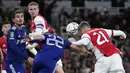 Sepuluh menit babak kedua berjalan Arsenal berhasil unggul 1-0. Calum Chambers (kanan) yang belum lama menggantikan Ben White berhasil memanfaatkan kemelut di depan gawang Leeds usai situasi sepak pojok melalui sundulan kepala. (AP/Matt Dunham)