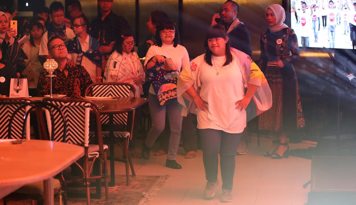 Anak-anak berbakat disabilitas membawakan karya seni pada perayaan 50 tahun Plan International Indonesia di Jakarta, Jumat (20/9/2019). Di momen itu juga diadakan lelang hasil kolaborasi seniman cilik Jaimee Maulana (12) bersama anak-anak dan kaum muda berbakat. (Liputan6.com/Fery Pradolo)