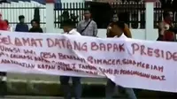 Tiba di Pengungsian Sinabung, Jokowi Disambut Kain Putih 15 Meter