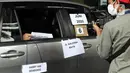 Tersangka suap pengadaan bantuan sosial penanganan COVID-19, Harry van Sidabukke (di dalam mobil) menjalani rekonstruksi perkara di Gedung KPK, Jakarta, Senin (1/2/2021). Rekonstruksi untuk mengumpulkan bukti tambahan suap pengadaan bansos penanganan COVID-19. (Liputan6.com/Helmi Fithriansyah)