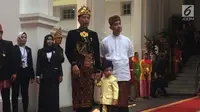 Presiden Joko Widodo bersama putranya Gibran Rakabuming Raka dan cucunya Jan Ethes jelang upacara HUT ke-74 RI di Istana Negara, Sabtu (17/8/2019). Jokowi bersama Gibran dan Jan Ethes mengenakan pakaian adat Bali. (Liputan6.com/Lizsa)