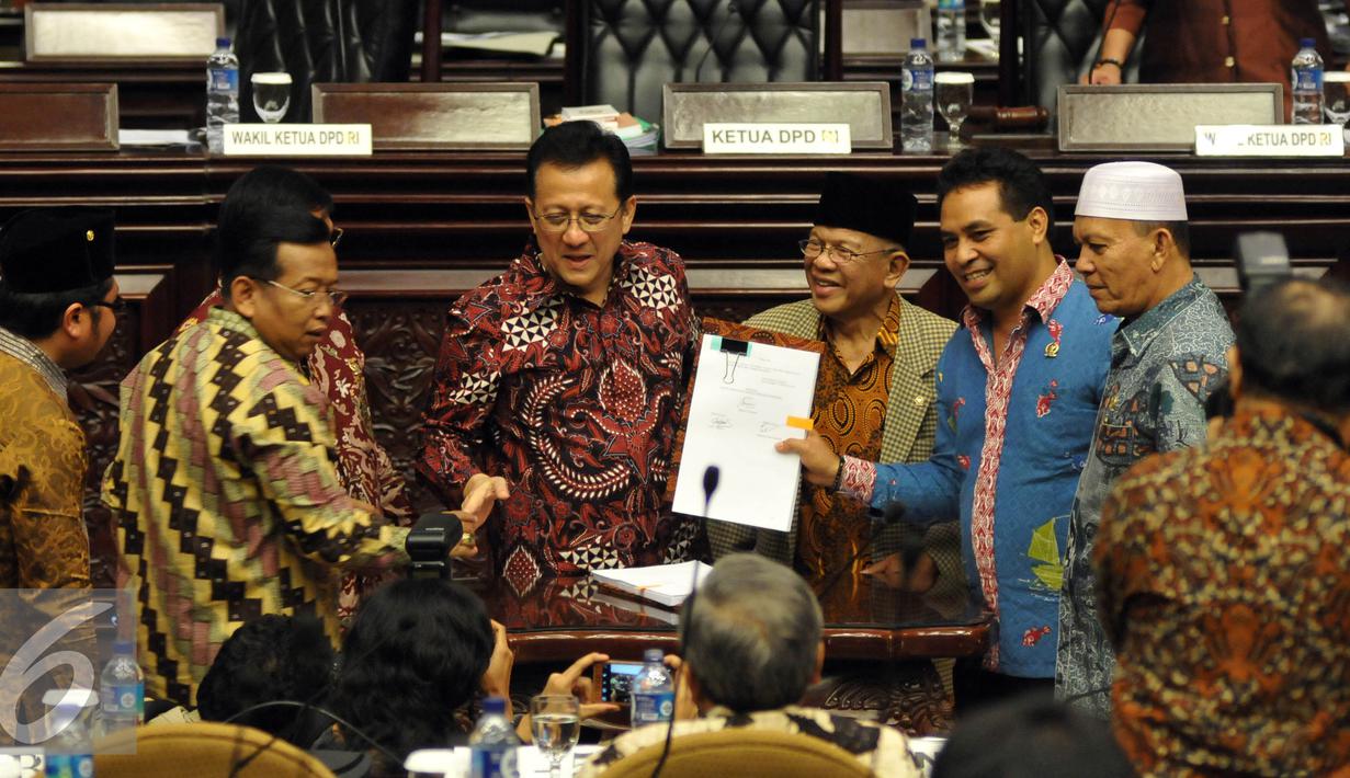 Ketua DPD RI Irman Gusman (kedua kiri) usai menandatangani Tata Tertib DPD RI sesuai dengan keputusan Sidang Paripurna tanggal 15 Januari 2016 saat Rapat Paripurna DPD di Kompleks Parlemen, Jakarta (29/4). (Liputan6.com/Johan Tallo)  