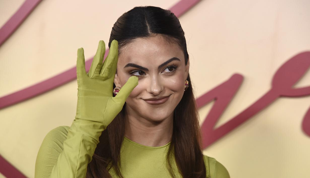 Camila Mendes Tebar Senyum Manis di Pumataran Film Terbarunya