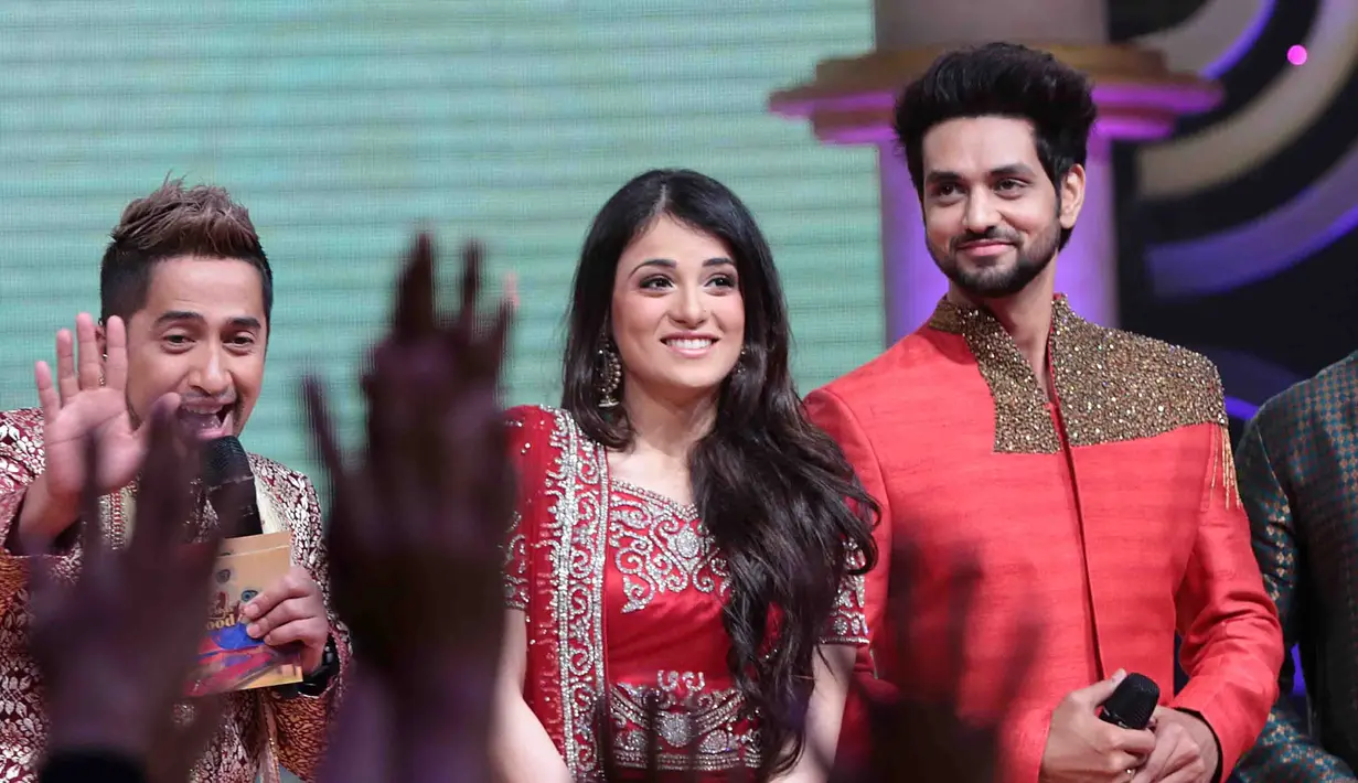 Selain itu,terdapat juga beberapa pengisi acara lainnya yang mendendangkan lagu-lagu india, serta menampilkan tarian-tarian dengan busana ciri khas India. Seluruh pengisi acara hadir memeriahkan pembukaan Pesta Bollywood. (Deki Prayoga/Bintang.com)