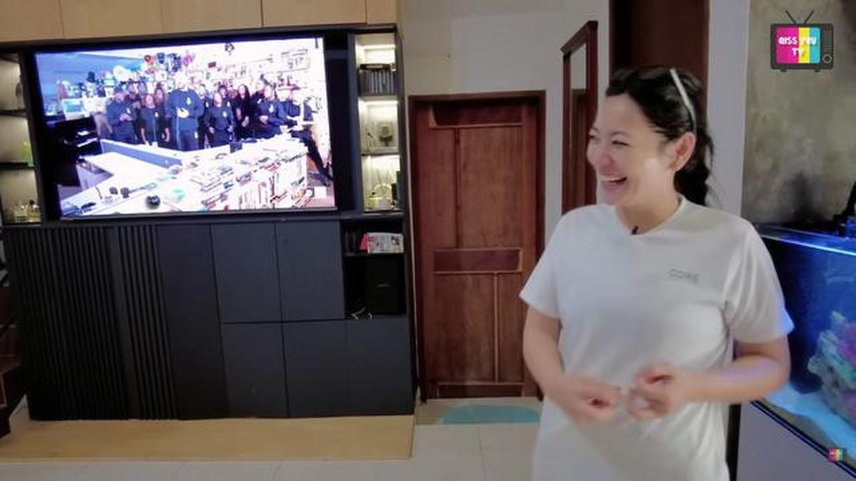 7 Potret Ruang TV Sederhana di Rumah Hesti Purwadinata, Terasa Hidup dan Nyaman
