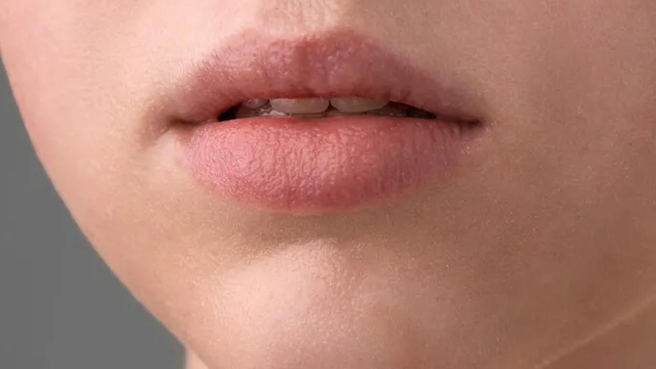 Ada cara-cara alami dan perawatan medis yang bisa Anda coba untuk menjaga kelembapan bibir Anda. Mari kita ulas lebih lanjut.