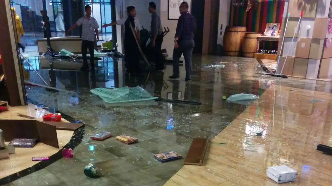 AEON Mall tersambar petir