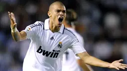 Real Madrid's player Portuguese Kleper Laveran "Pepe" reacts during their Spanish first league football match against Deportivo Coruna at the Riazor Stadium in Coruna, on August 31, 2008. AFP PHOTO / MIGUEL RIOPA