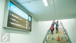 Penunjuk arah yang dipasang didalam terowongan penyeberangan penumpang di Stasiun Manggarai Jakarta, Senin (20/3). Terowongan dengan panjang 60 meter dan lebar 7 meter tersebut telah selesai dibangun. (Liputan6.com/Gempur M. Surya)