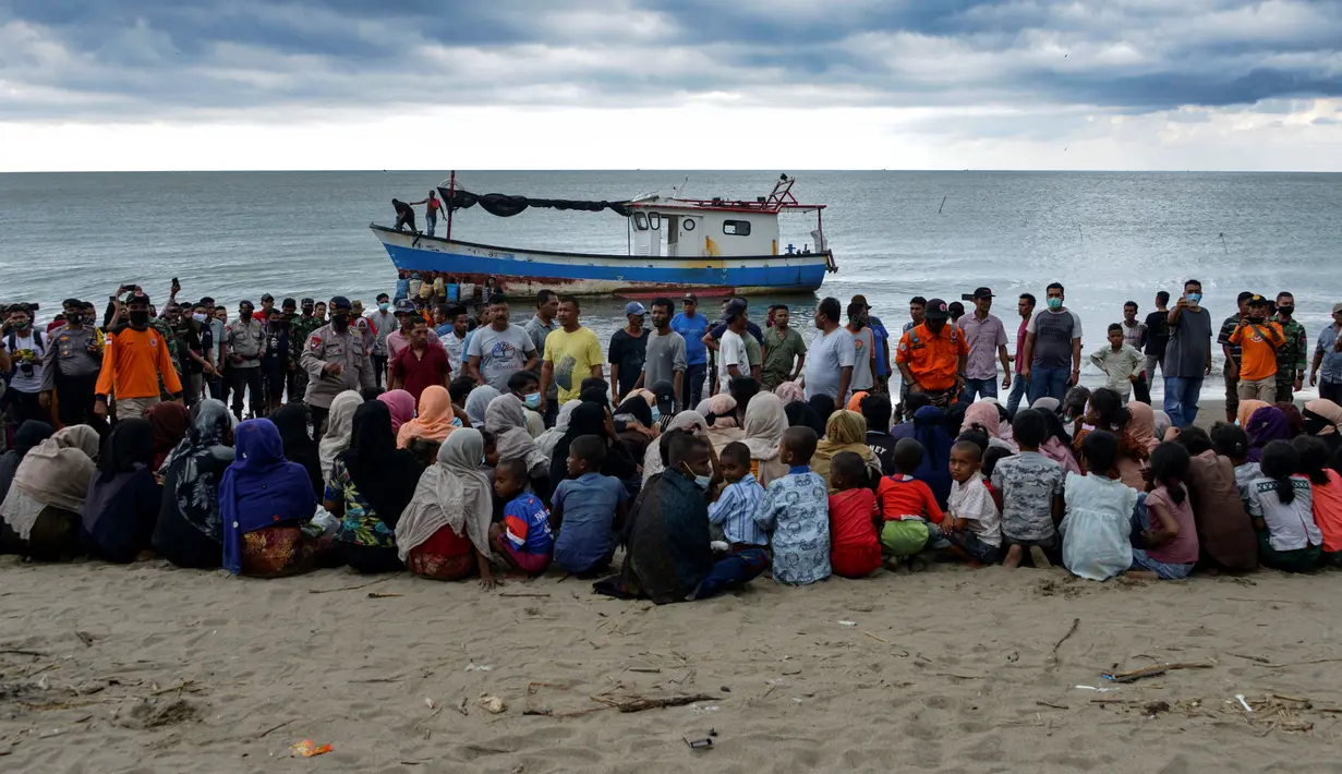Pengungsi etnis Rohingya beristirahat setelah tiba di pesisir pantai Lancok, di Kabupaten Aceh Utara, Kamis (25/6/2020). Hampir 100 orang etnis Rohingya, termasuk 30 orang anak-anak ditemukan terdampar di tengah laut dengan kondisi kapal rusak. (CHAIDEER MAHYUDDIN/AFP)