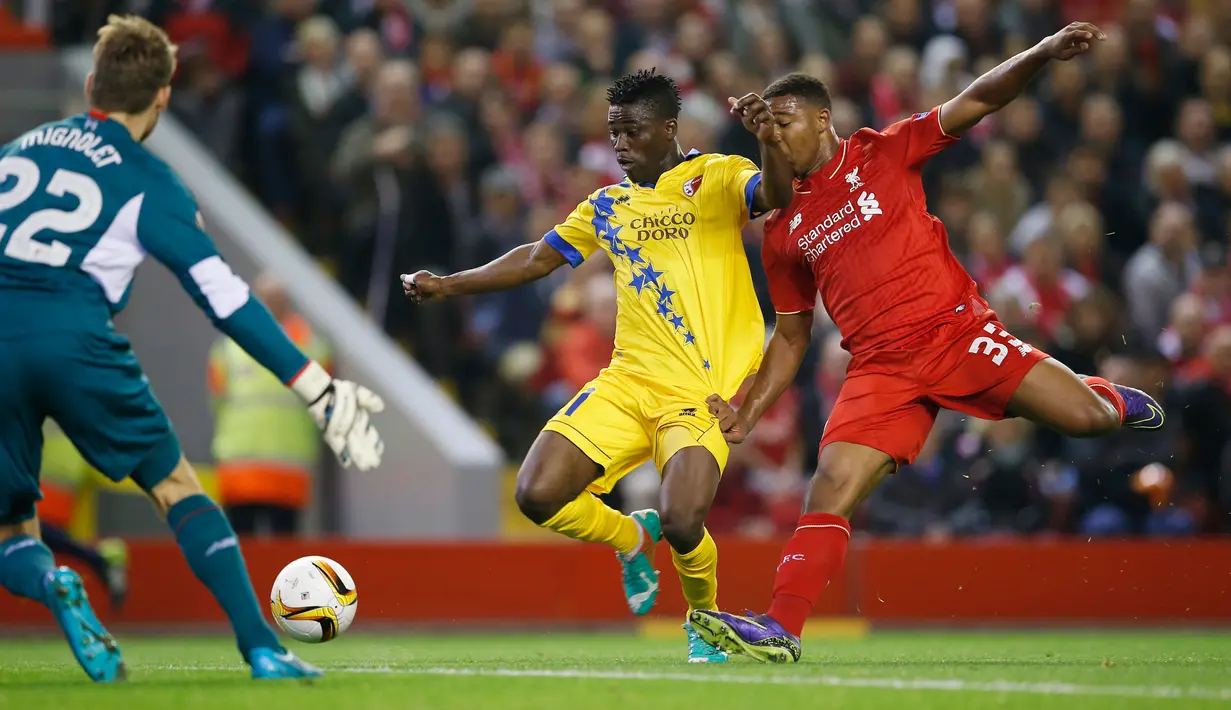 Penyerang Sion, Ebenezer Assifuah (Tengah) berusaha menendang bola ke arah gawang Liverpool, Simon Mignolet pada Liga Europa di Stadion Anfield, Jumat (2/10/2015). Liverpool bermain imbang dengan Sion dengan skor 1-1. (Reuters/John Sibley)